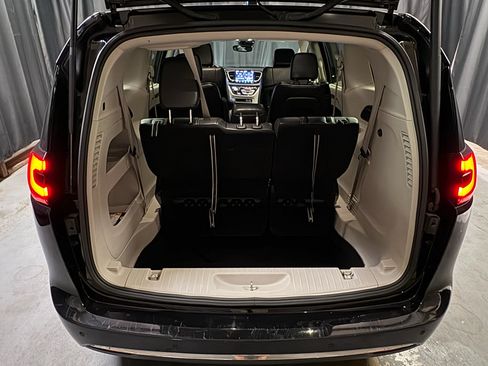 Used 2024 Chrysler Pacifica Touring-L FWD image 24