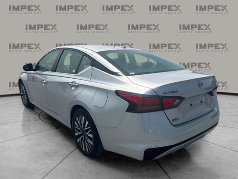 Used 2024 Nissan Altima 2.5 SV FWD image 2