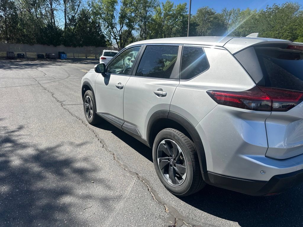 Used 2025 Nissan Rogue SV AWD/4WD image 15