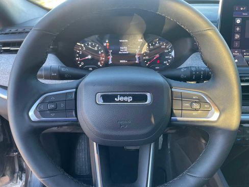 Used 2024 Jeep Compass Latitude image 14