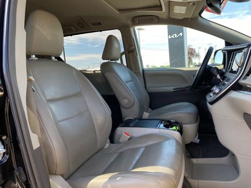 Used 2019 Toyota Sienna XLE FWD image 29