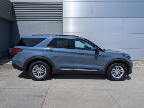 Certified 2025 Ford Explorer Active RWD image 3