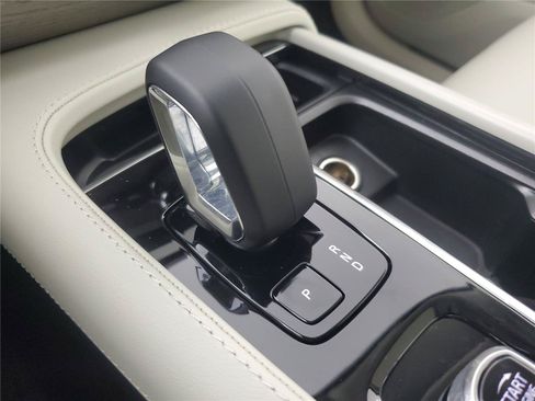 Certified 2025 Volvo XC90 B6 Plus w/ Protection Package Premier AWD/4WD image 32