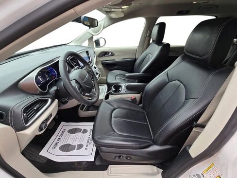 Used 2024 Chrysler Pacifica Select image 11