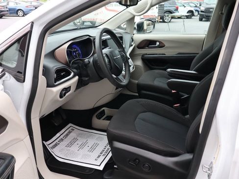 Used 2023 Chrysler Voyager LX FWD image 6