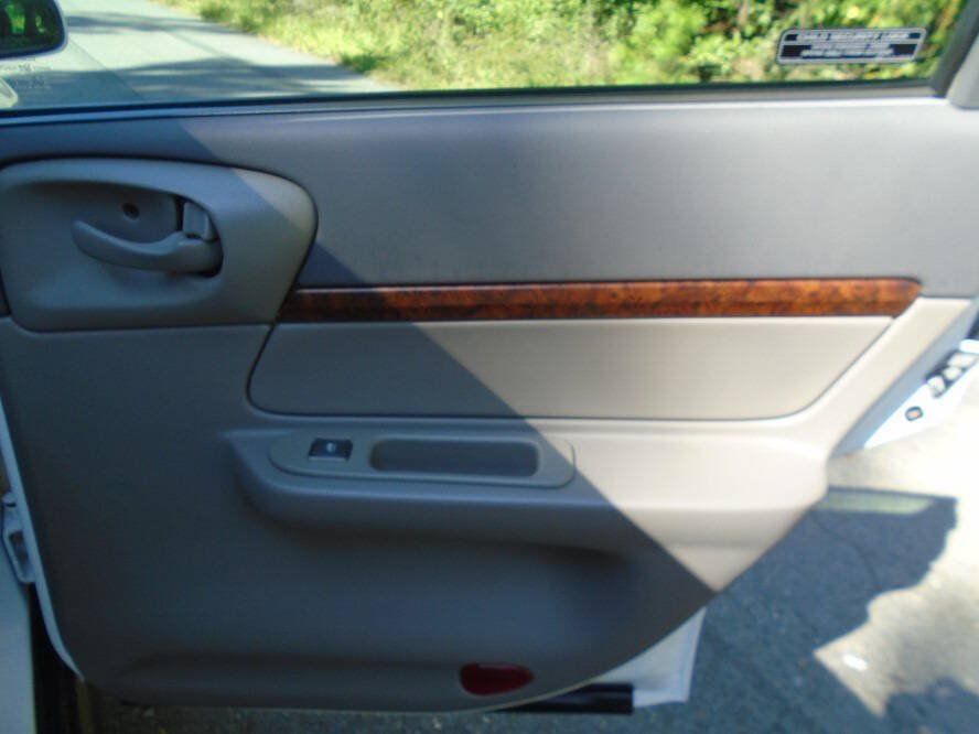 Used 2001 Chevrolet Impala w/ Preferred Equipment Group FWD image 21