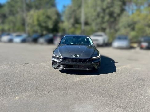 New 2025 Hyundai Elantra Limited FWD image 11