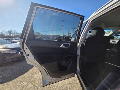 Used 2016 Nissan Pathfinder SV image 10