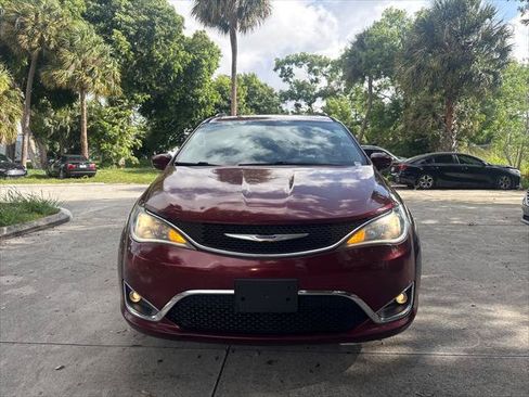 Used 2019 Chrysler Pacifica Touring-L FWD image 3