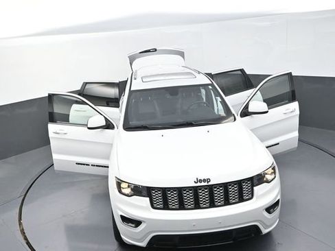 Used 2018 Jeep Grand Cherokee Altitude image 45