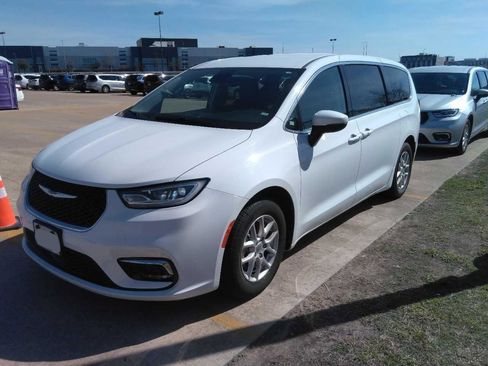 Used 2023 Chrysler Pacifica Touring-L image 2