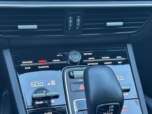 Certified 2023 Porsche Cayenne w/ Premium Package AWD/4WD image 21