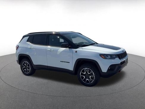 Used 2025 Jeep Compass Trailhawk image 2