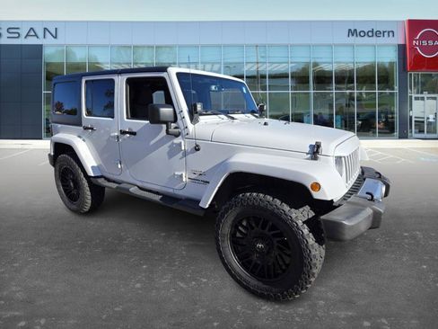 Used 2018 Jeep Wrangler Unlimited Sahara image 3