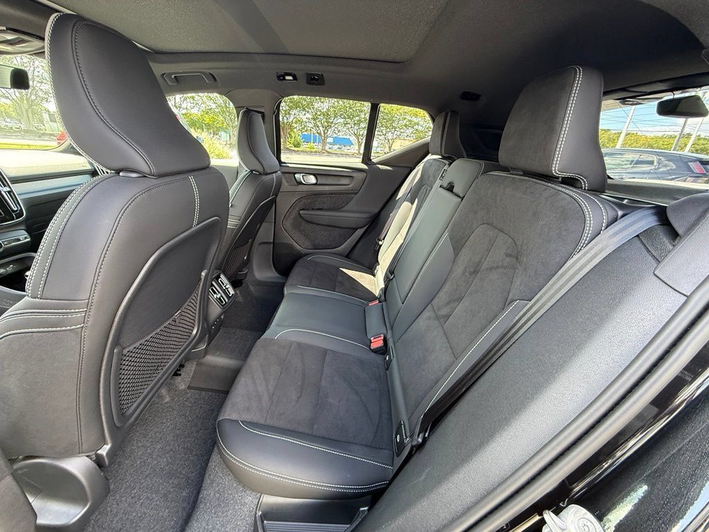 Used 2025 Volvo XC40 B5 Plus AWD/4WD image 5