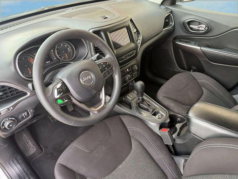 Used 2019 Jeep Cherokee Latitude w/ Popular Appearance Group FWD image 4