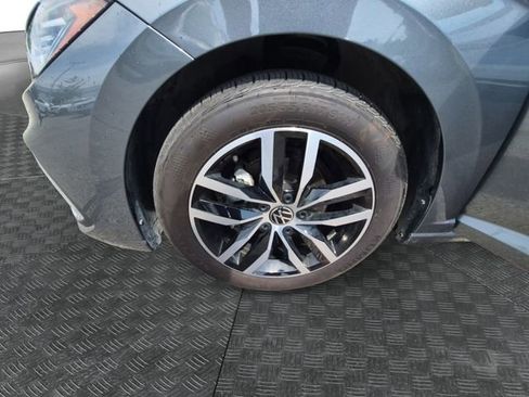 Used 2025 Volkswagen Jetta SE w/ Sunroof Package FWD image 13