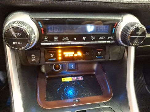 Used 2022 Toyota RAV4 Limited image 26