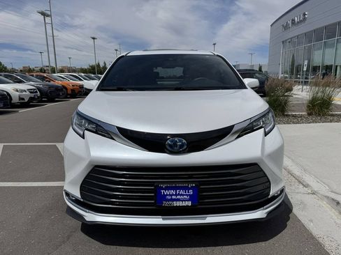 Used 2025 Toyota Sienna Limited AWD/4WD image 2