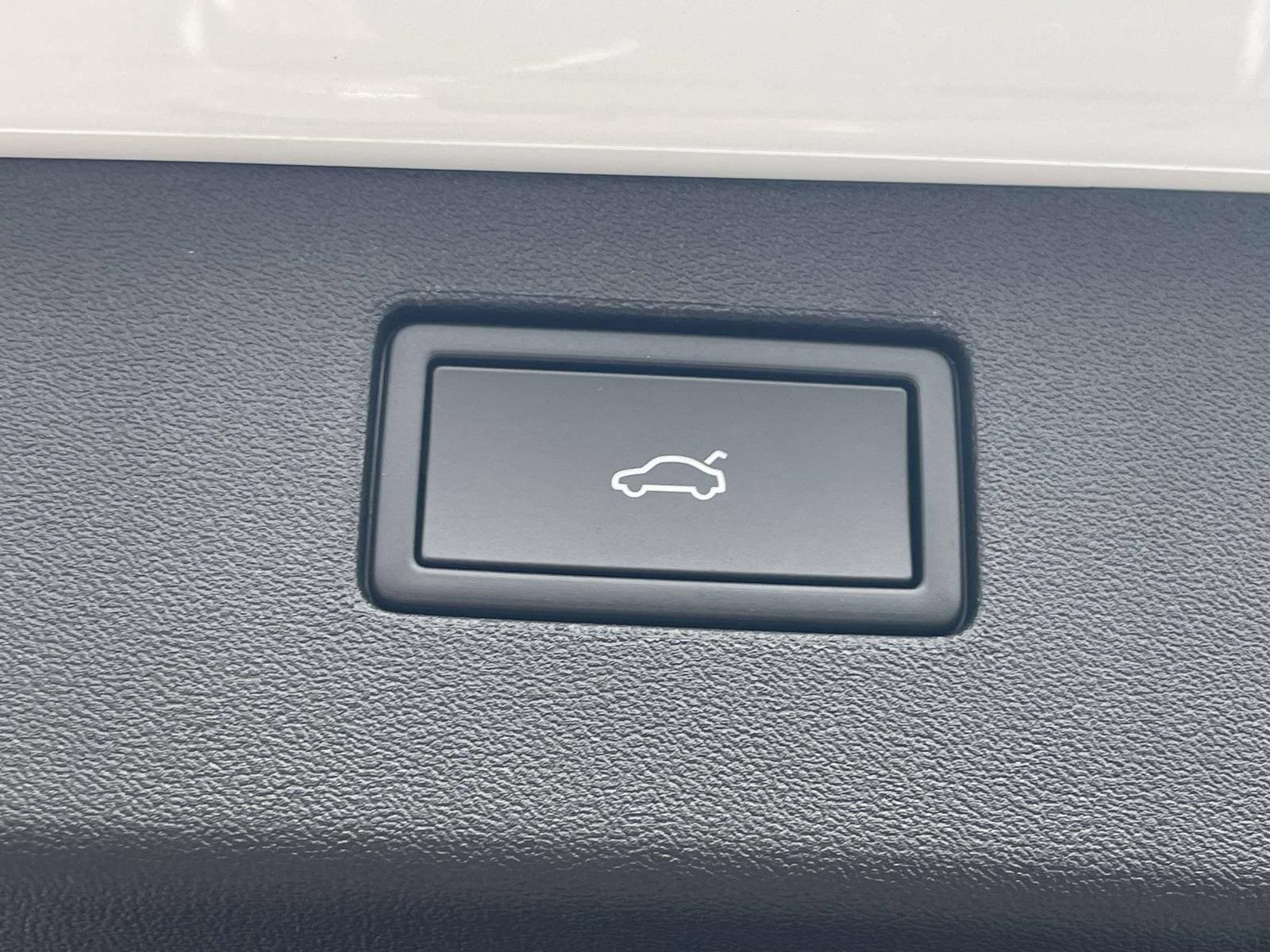 New 2026 Volkswagen Tiguan SE R-Line FWD image 11