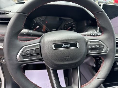 Used 2025 Jeep Compass Trailhawk AWD/4WD image 17