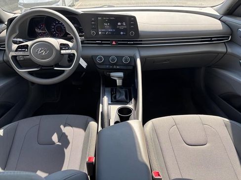 Used 2023 Hyundai Elantra SE w/ Preferred Accessory Package FWD image 4