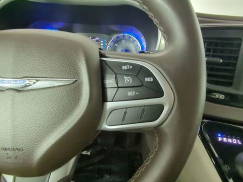 Used 2017 Chrysler Pacifica Touring-L image 28