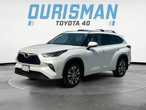 Used 2025 Toyota Highlander XLE image 3