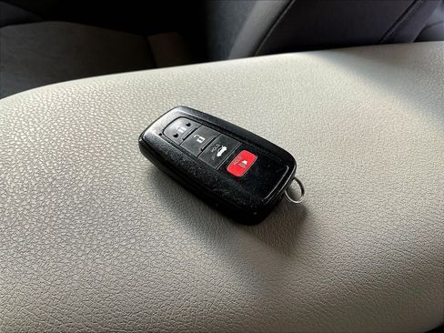 Used 2021 Toyota Camry LE FWD image 32