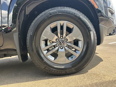 Used 2025 Nissan Frontier SV RWD image 12