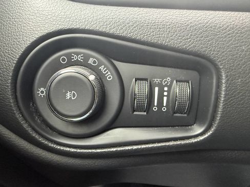 Used 2017 Jeep Renegade Latitude w/ Cold Weather Group image 29