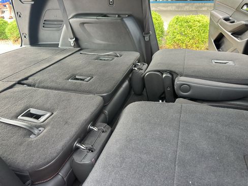 Used 2023 Chevrolet Traverse RS FWD image 38
