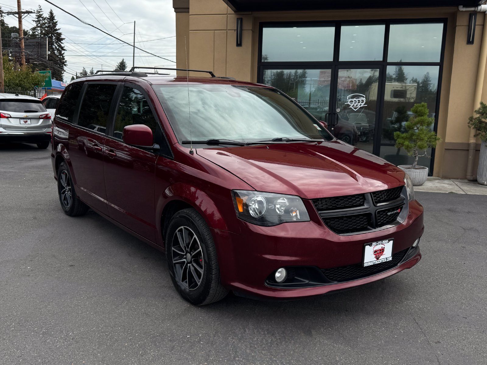 Used 2018 Dodge Grand Caravan SE FWD image 1