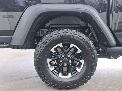 Used 2025 Jeep Gladiator Rubicon w/ Technology Group AWD/4WD image 12