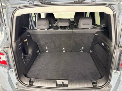 Used 2019 Jeep Renegade Latitude w/ Safety and Security Group FWD image 26