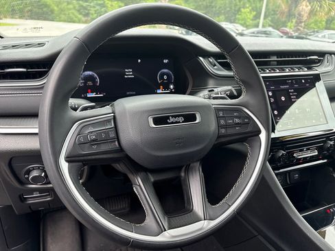 Used 2023 Jeep Grand Cherokee Laredo RWD image 8
