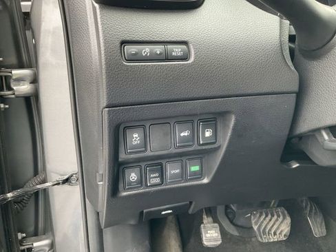 Used 2018 Nissan Rogue SV w/ Sun & Sound Touring Package AWD/4WD image 17
