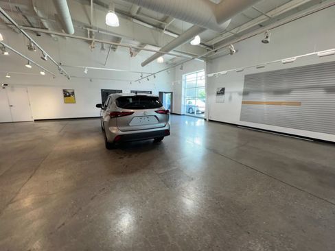 Used 2025 Toyota Highlander LE FWD image 12