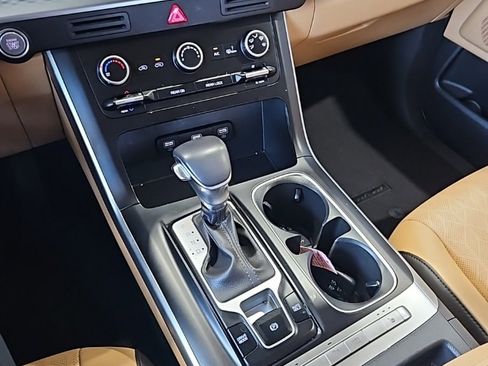 Used 2024 Kia Carnival LX image 31