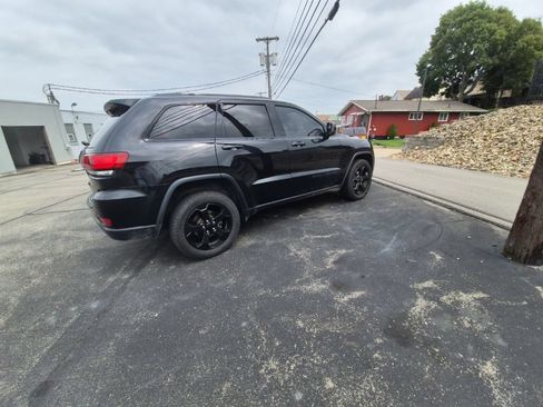 Used 2018 Jeep Grand Cherokee Laredo AWD/4WD image 8