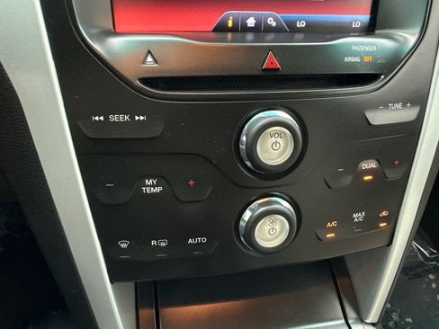 Used 2014 Ford Explorer XLT w/ Equipment Group 202A AWD/4WD image 29