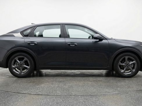 Used 2025 Kia K4 LXS image 11