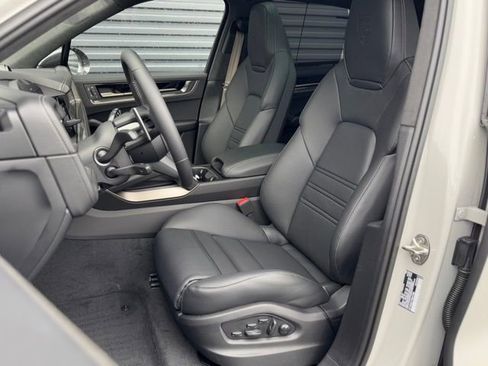 New 2025 Porsche Cayenne Turbo AWD/4WD image 5