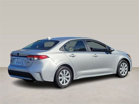 Used 2022 Toyota Corolla LE image 3