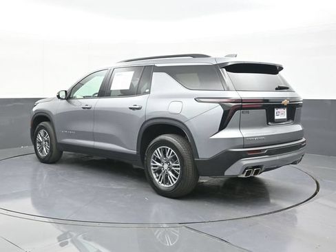 Used 2025 Chevrolet Traverse LT w/ Driver Confidence Package FWD image 9