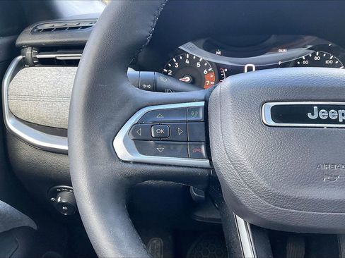 Certified 2025 Jeep Compass Latitude w/ Sun & Sound Group image 30