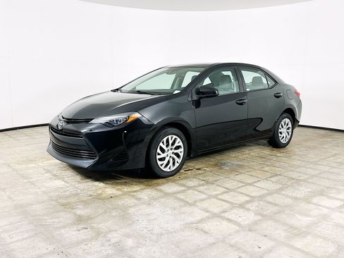 Used 2017 Toyota Corolla LE w/ Carpet Mat Package (TMS) FWD image 3
