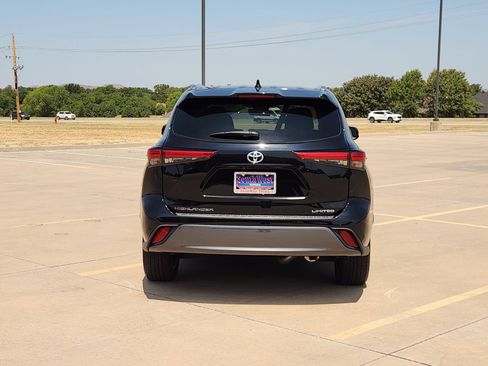 Used 2022 Toyota Highlander Limited FWD image 9