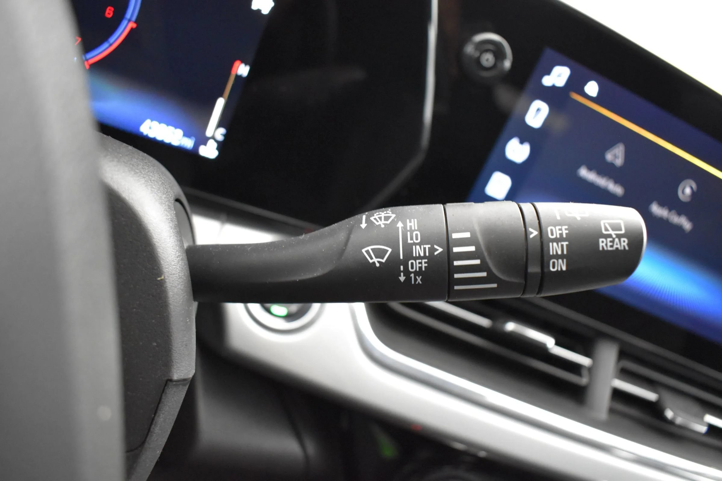 Used 2025 Chevrolet Trax LT w/ LT Convenience Package FWD image 26