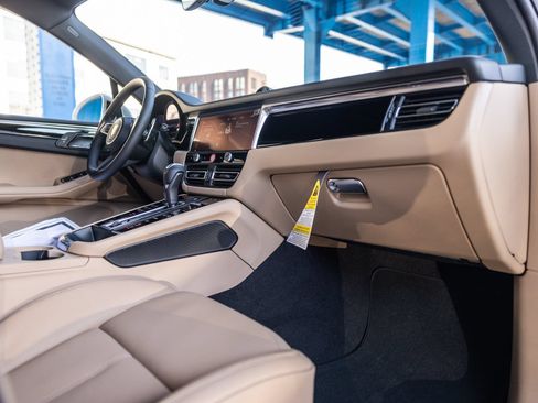 Certified 2026 Porsche Macan AWD/4WD image 35
